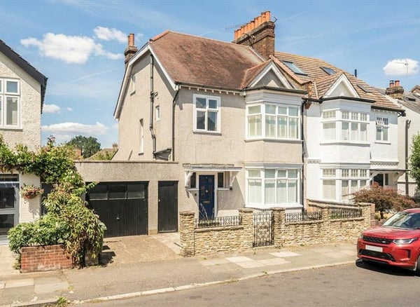 Flat Bramdean Crescent in London