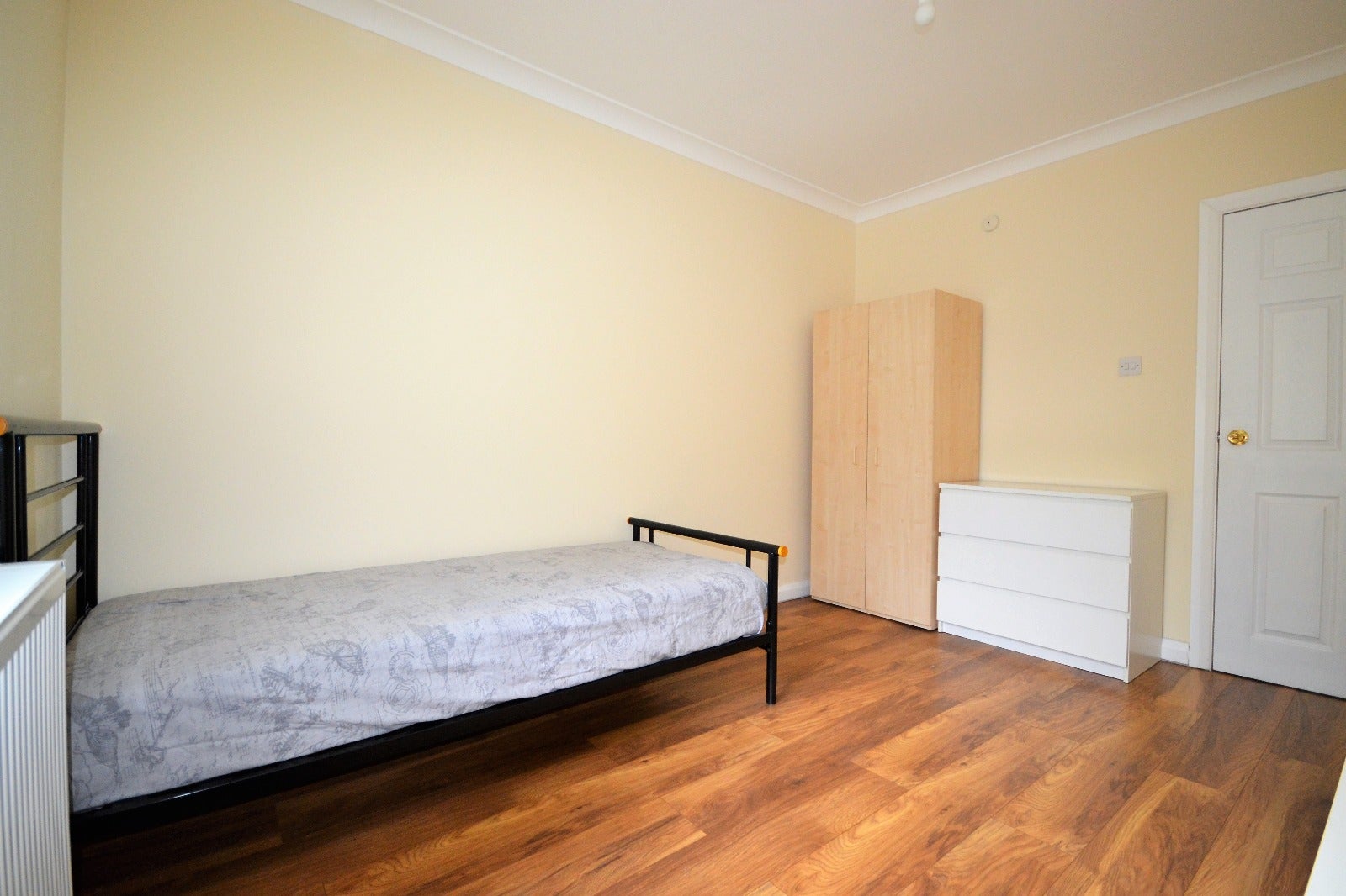 Flat Jansons Road in Greater London