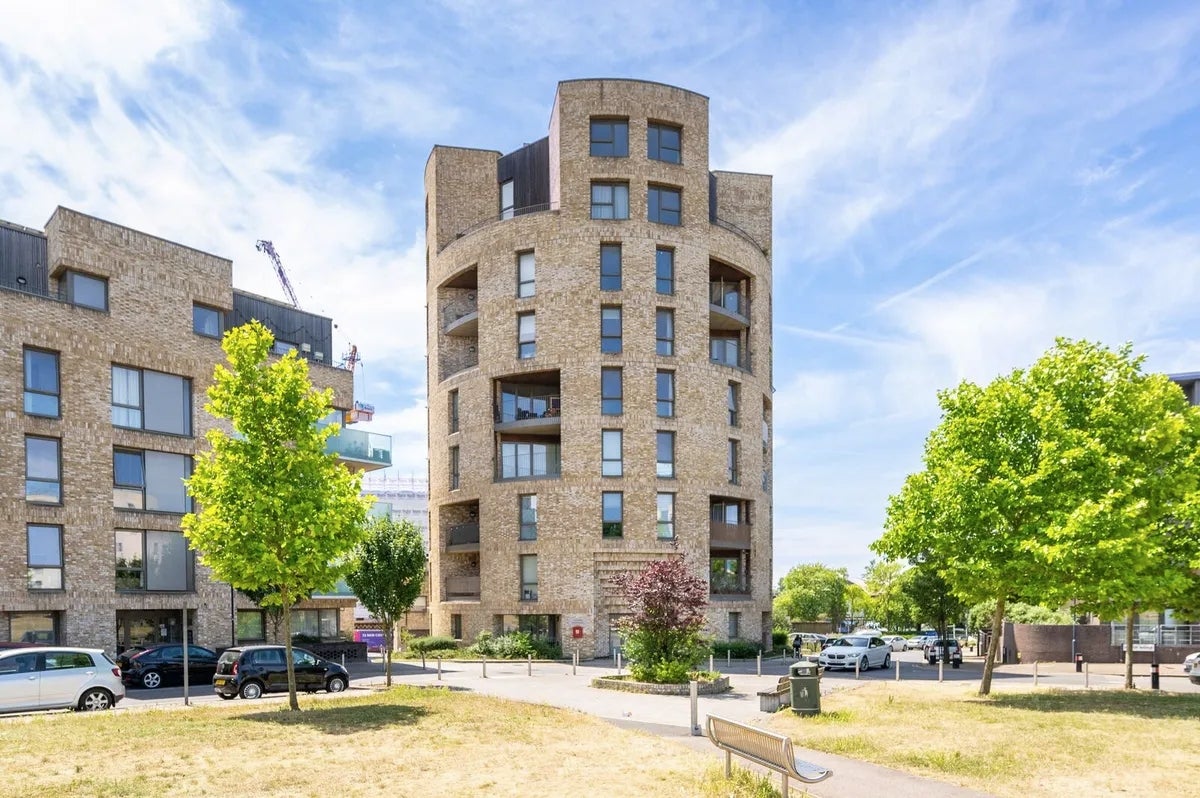 Flat Hilltop Avenue in Greater London