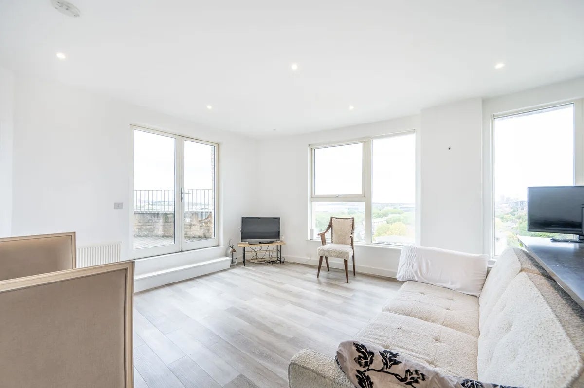 Flat Hilltop Avenue in Greater London