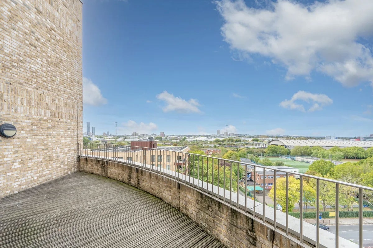 Flat Hilltop Avenue in Greater London