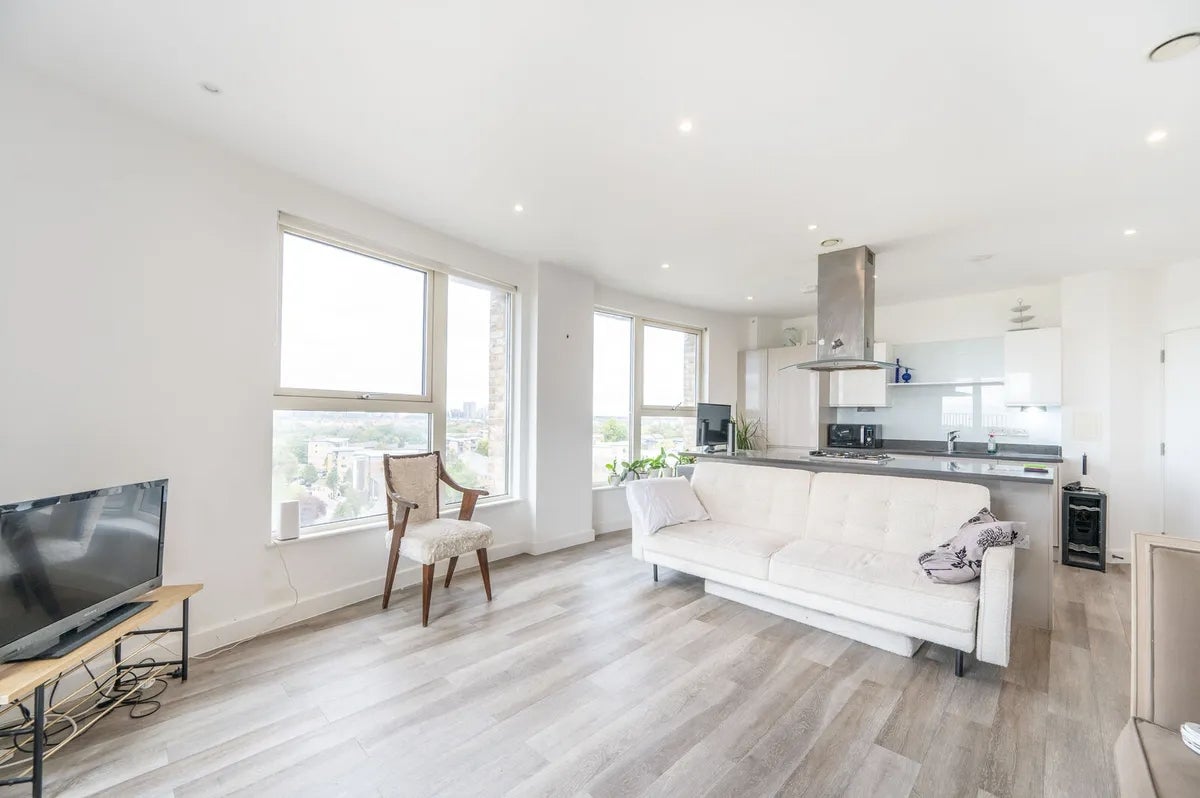 Flat Hilltop Avenue in Greater London