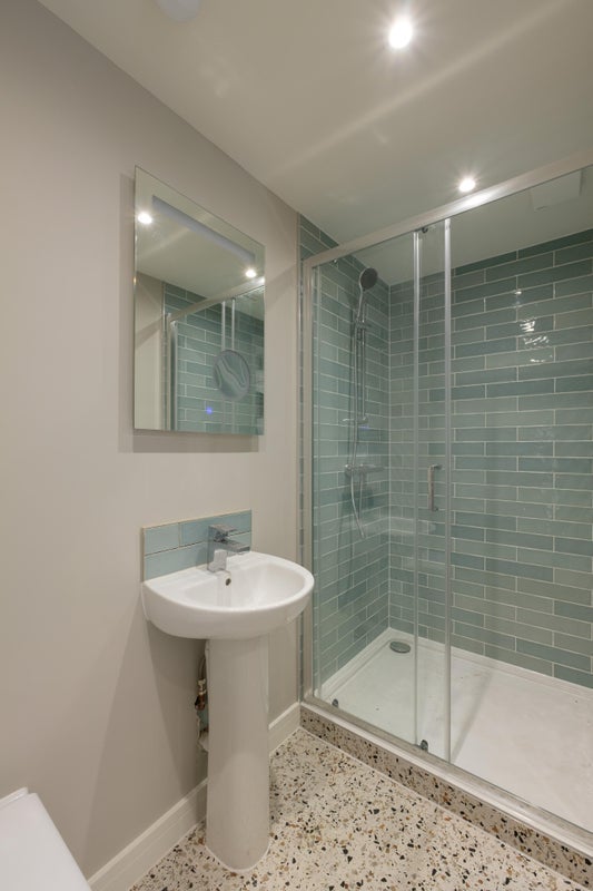 Room Abbots Way in Bristol