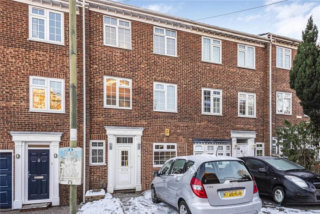 House Oakview Gardens in Greater London