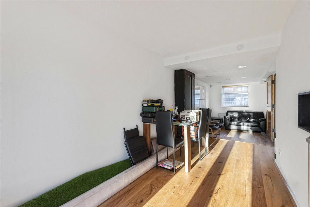 House Oakview Gardens in Greater London