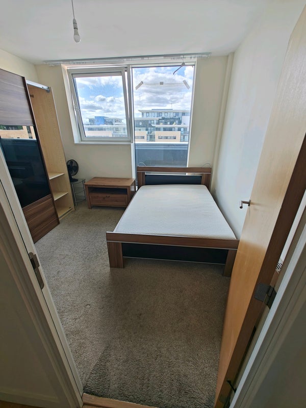 Room Albert Basin Way in Greater London