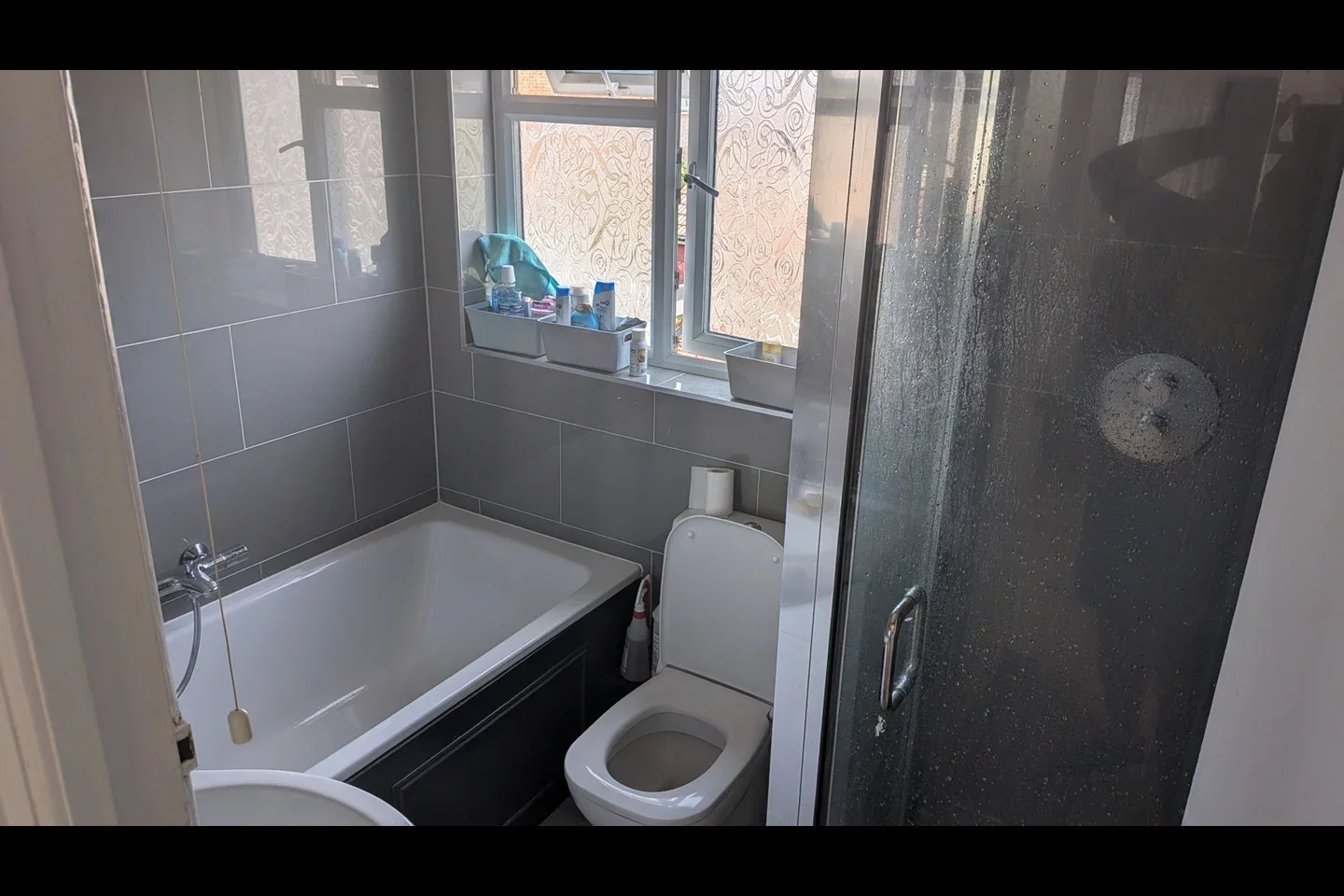 Room Dorchester Avenue in Greater London