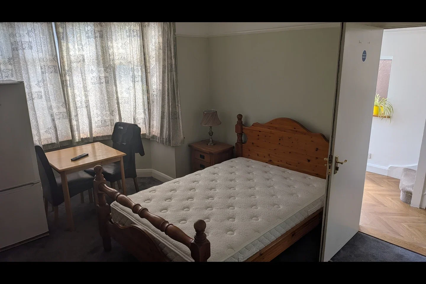Room Dorchester Avenue in Greater London