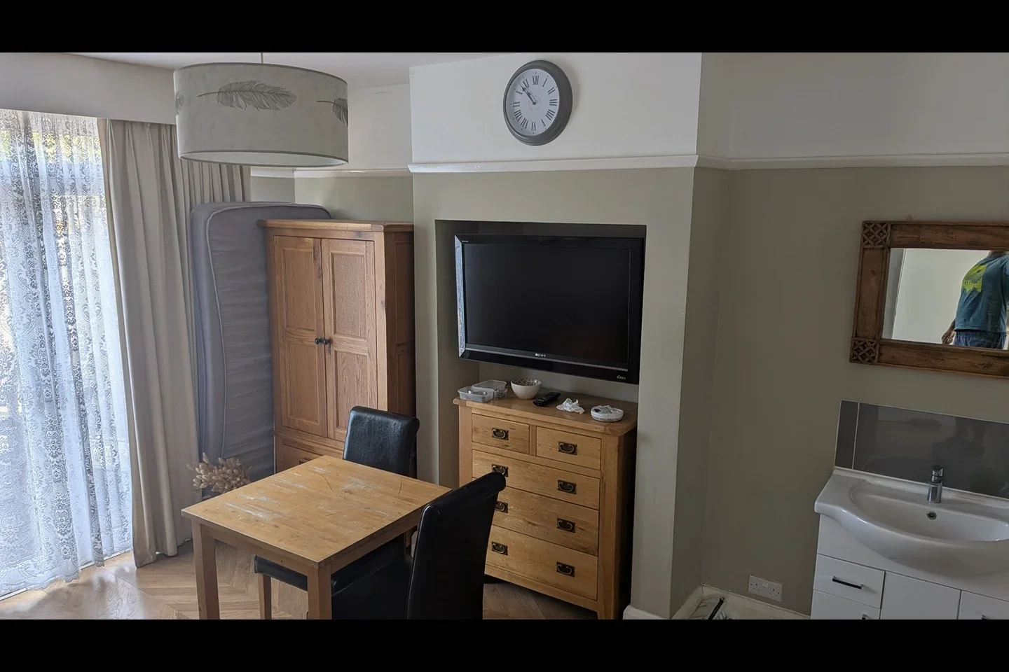 Room Dorchester Avenue in Greater London