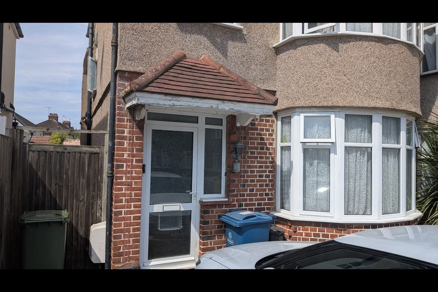 Room Dorchester Avenue in Greater London
