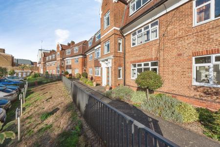 Flat Petersham Road in Greater London