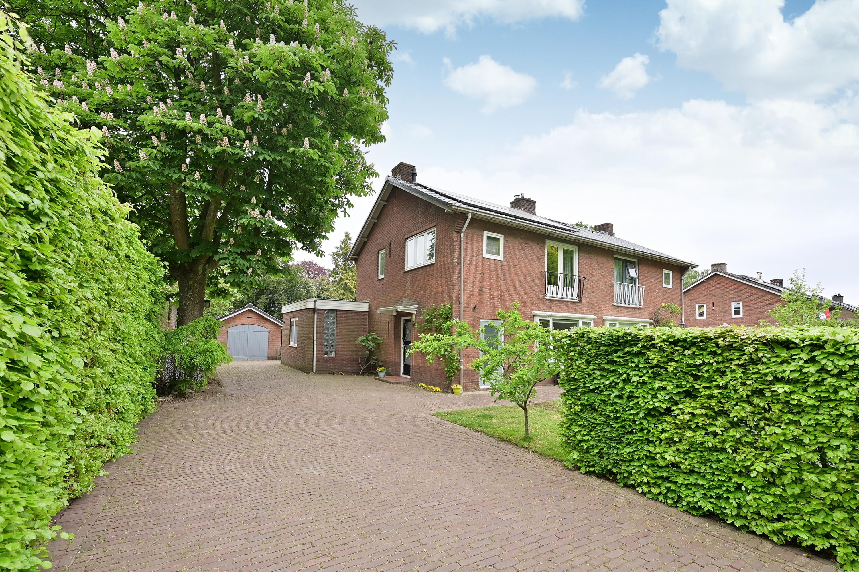 Huis Van der Duyn van Maasdamlaan 28 in Huizen
