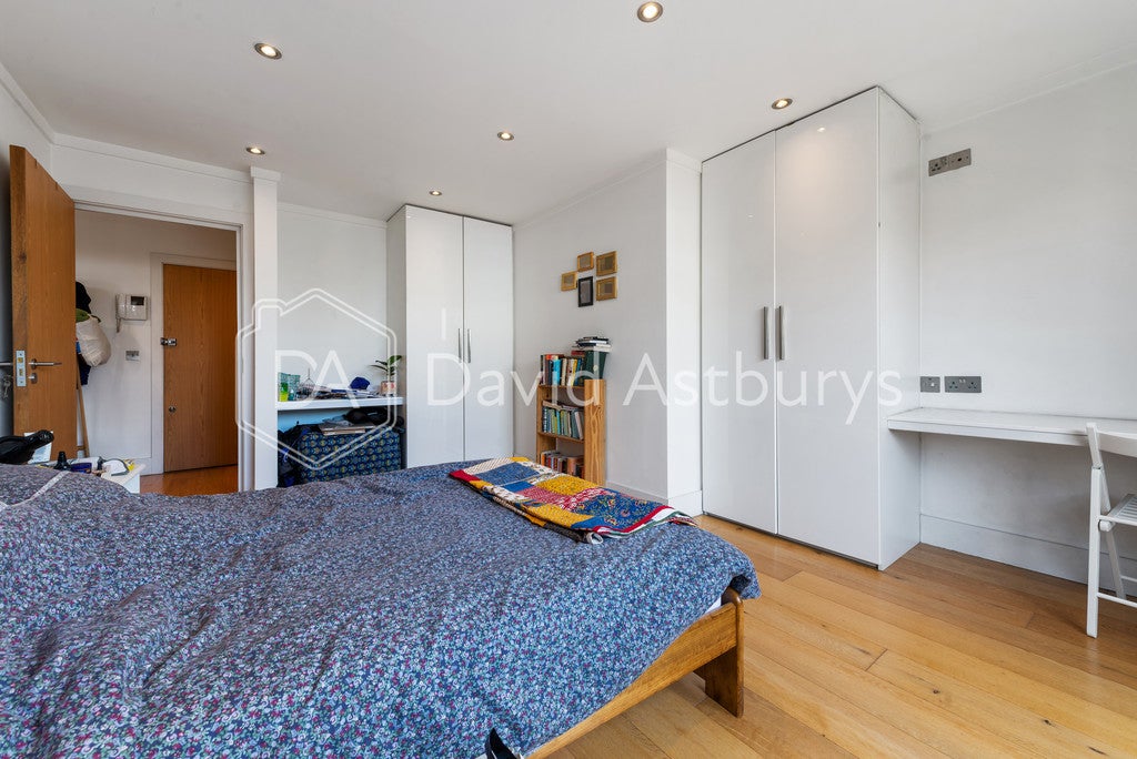 Flat Liverpool Road in Greater London