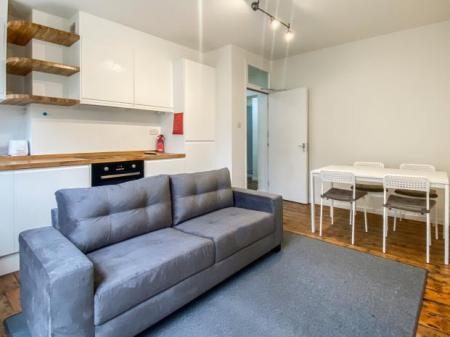 Flat Caledonian Road in Greater London