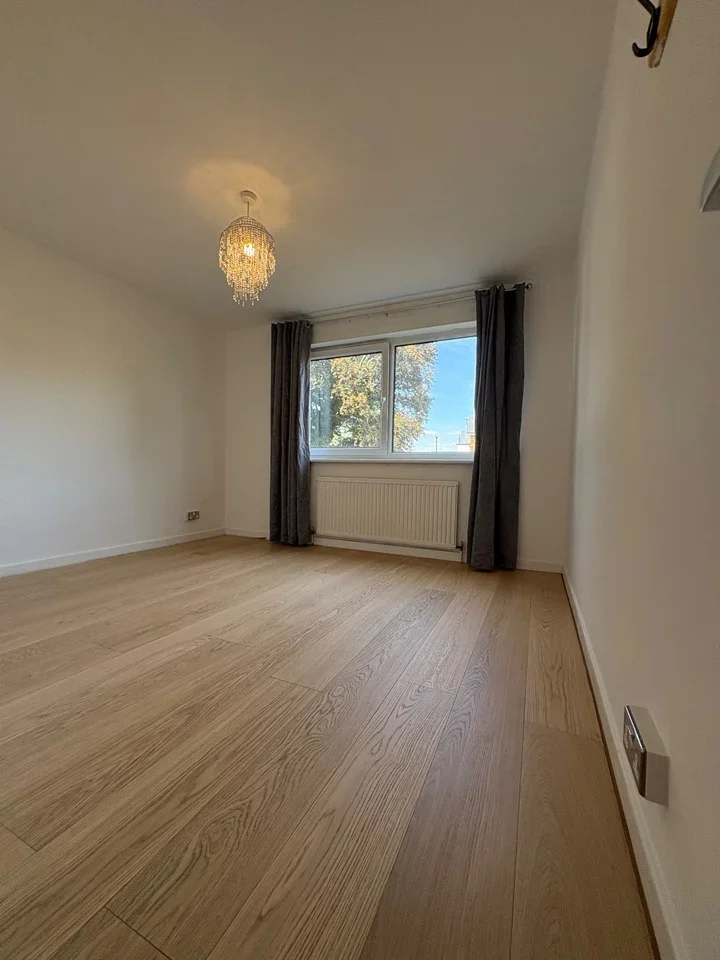 Flat Highfield Drive in Greater London