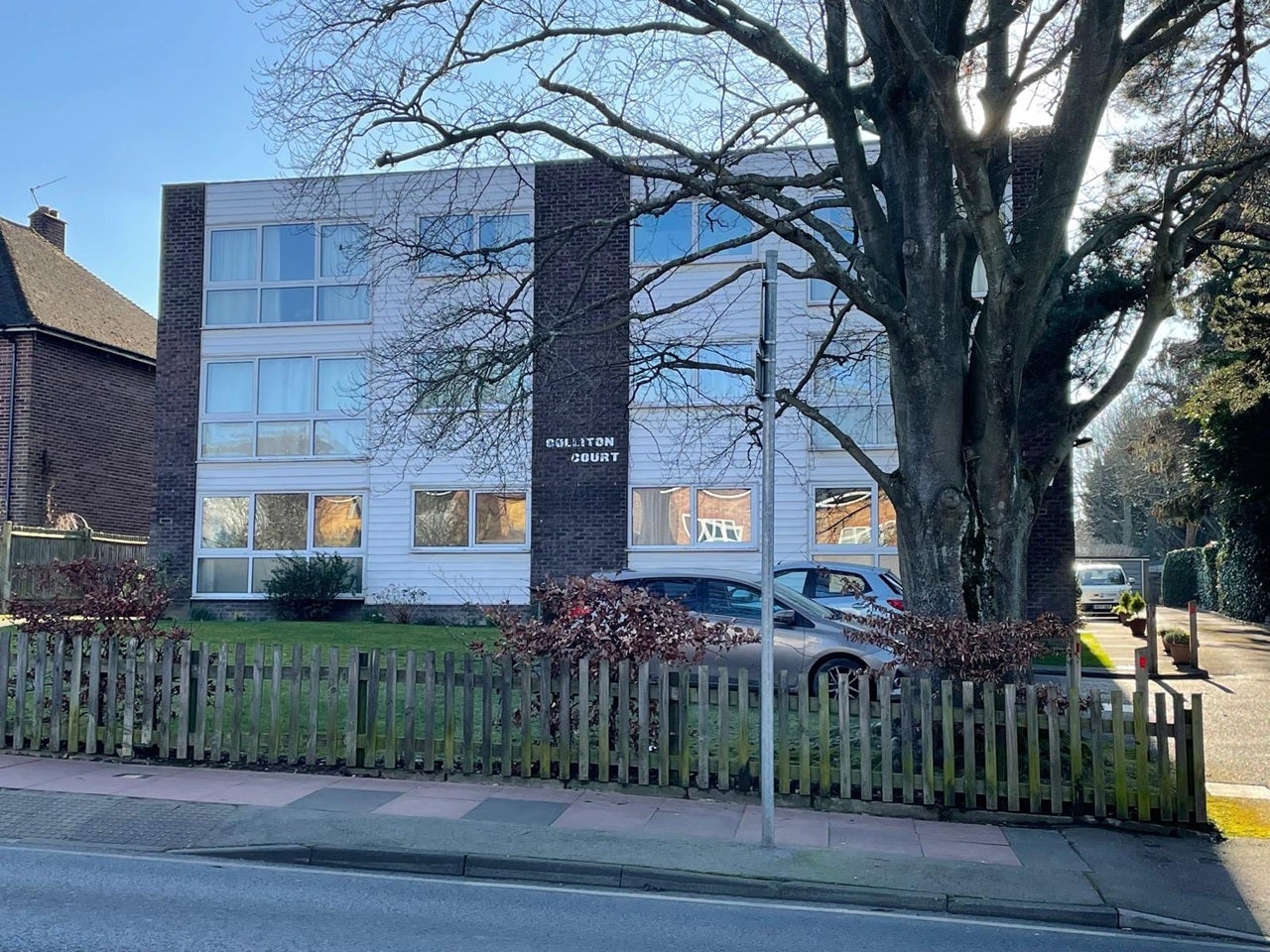 Flat Highfield Drive in Greater London
