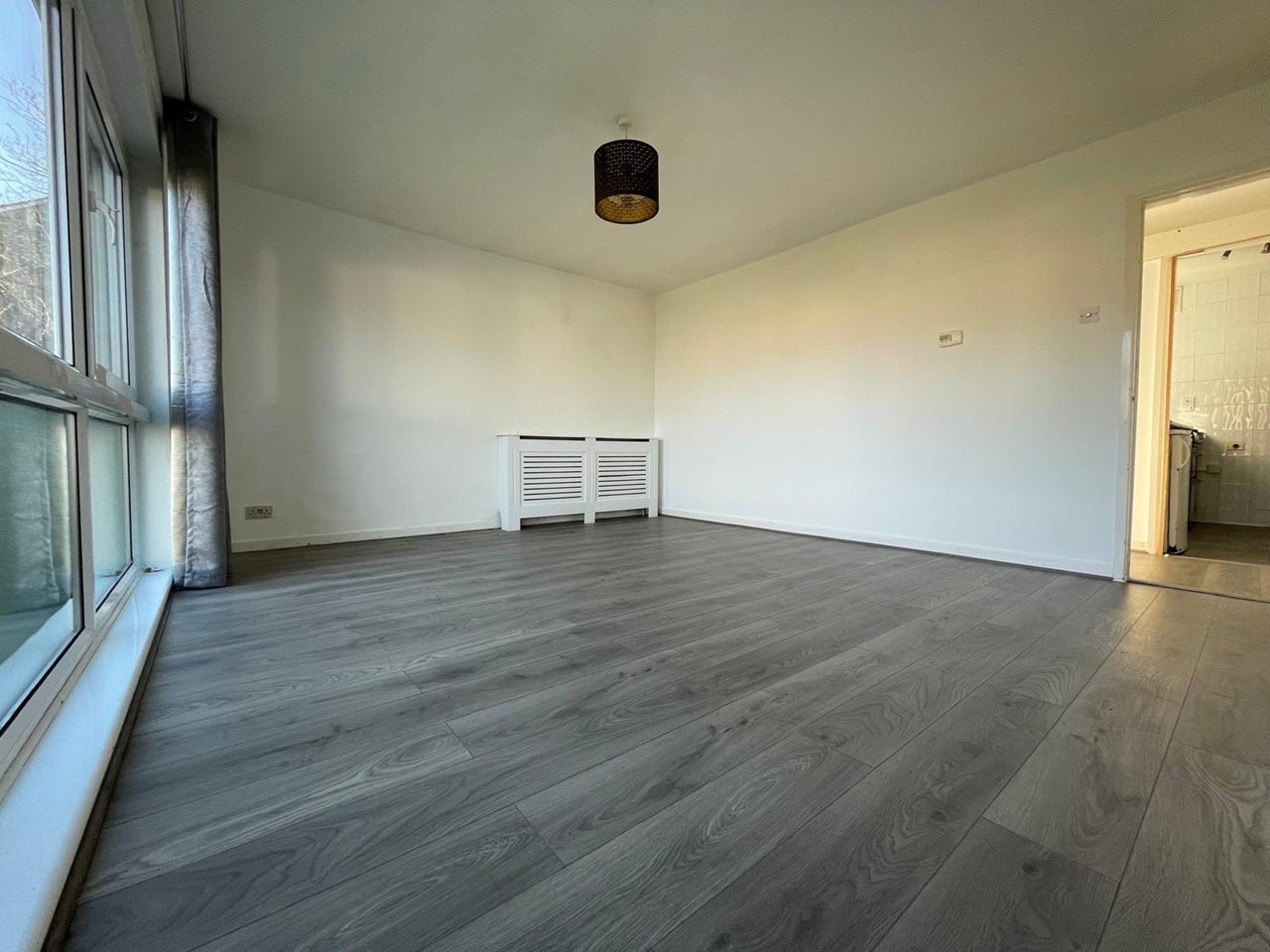 Flat Highfield Drive in Greater London