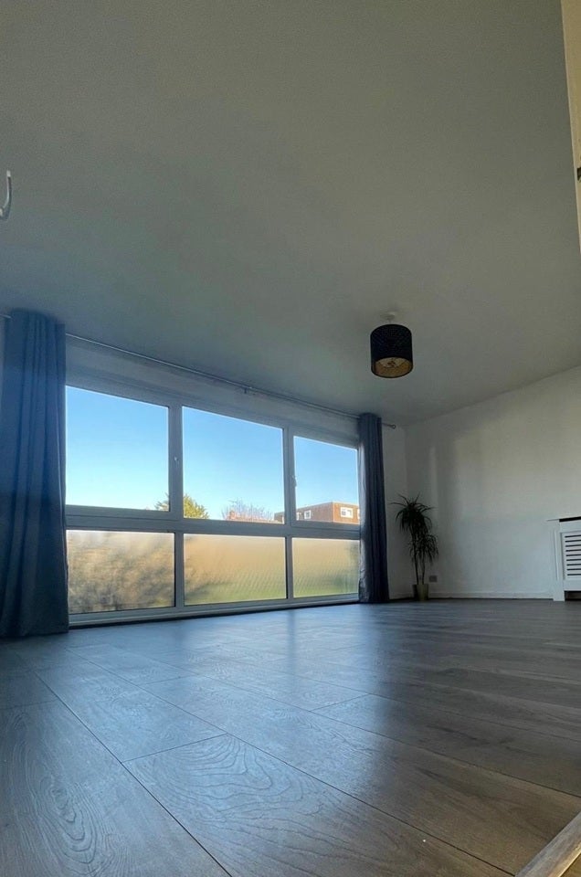 Flat Highfield Drive in Greater London