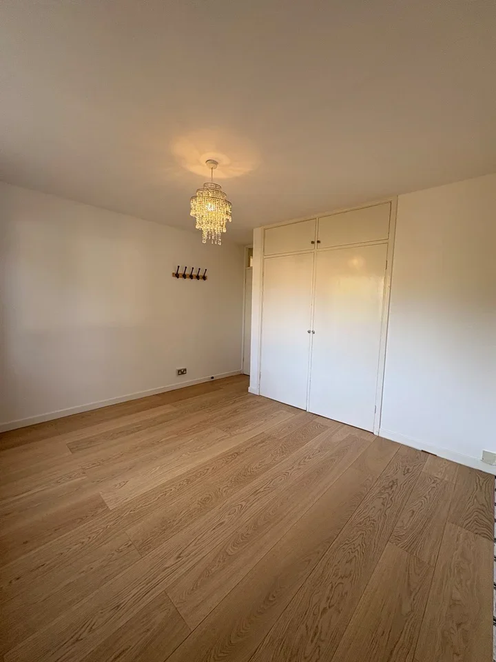 Flat Highfield Drive in Greater London
