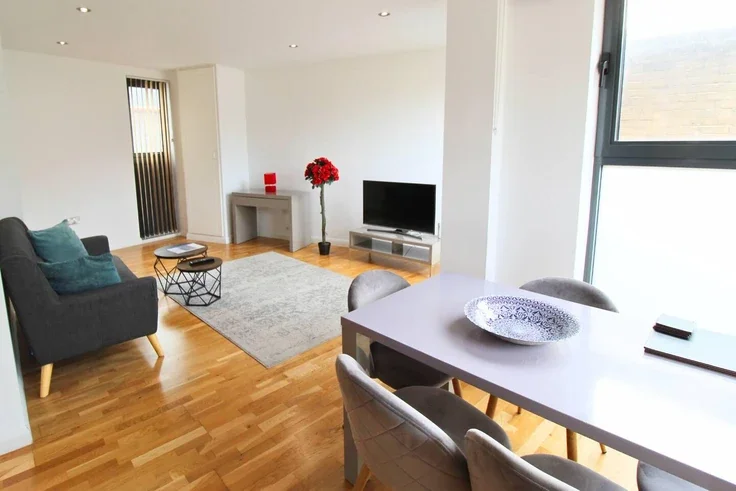 Flat Bermondsey Street in Greater London