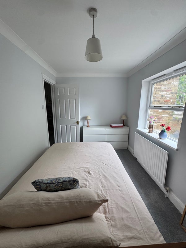 House De Beauvoir Crescent in Greater London
