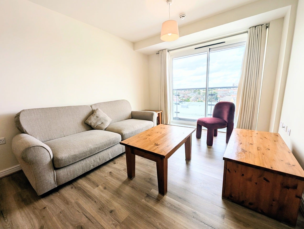 Flat Tilley Road in Greater London