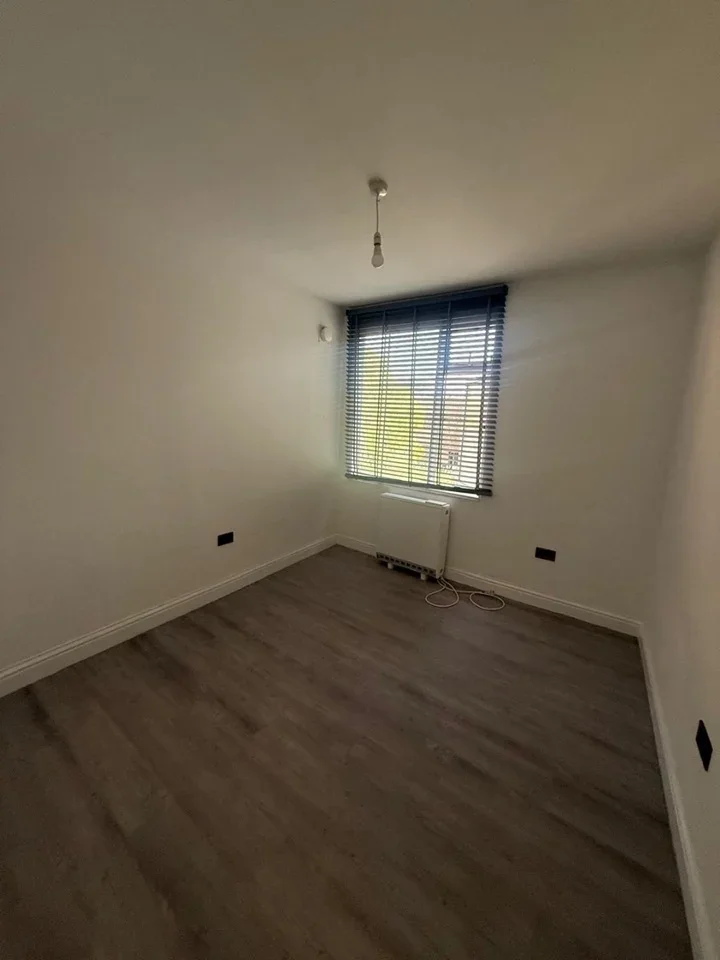 Flat Staines Road in Greater London