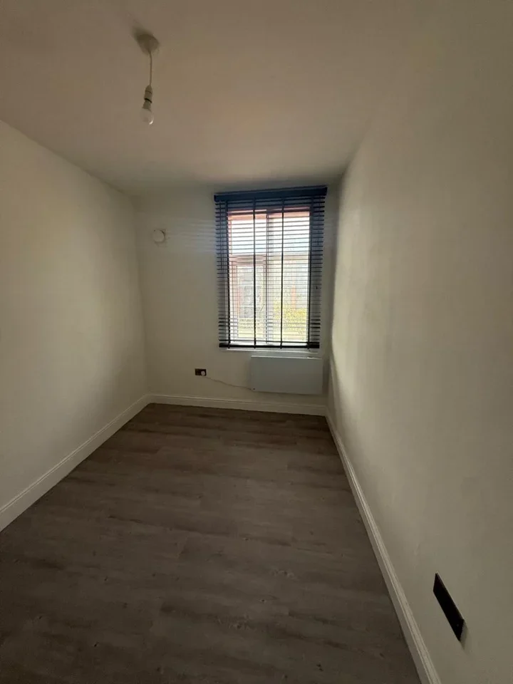 Flat Staines Road in Greater London