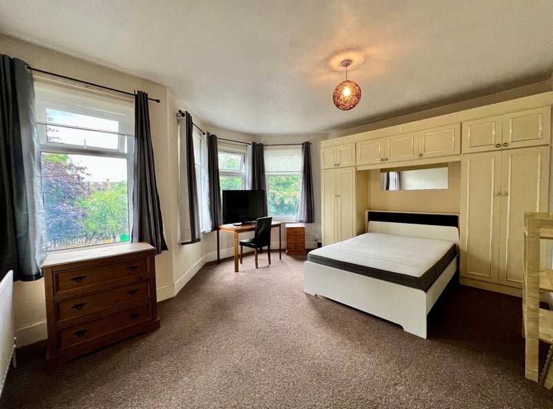 Room Frobisher Road in Greater London