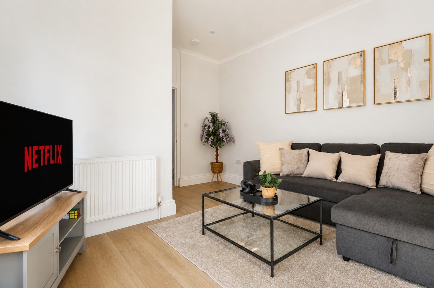 Flat Gladstone Avenue in Greater London