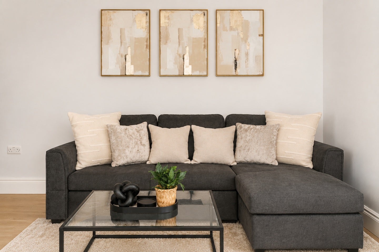 Flat Gladstone Avenue in Greater London