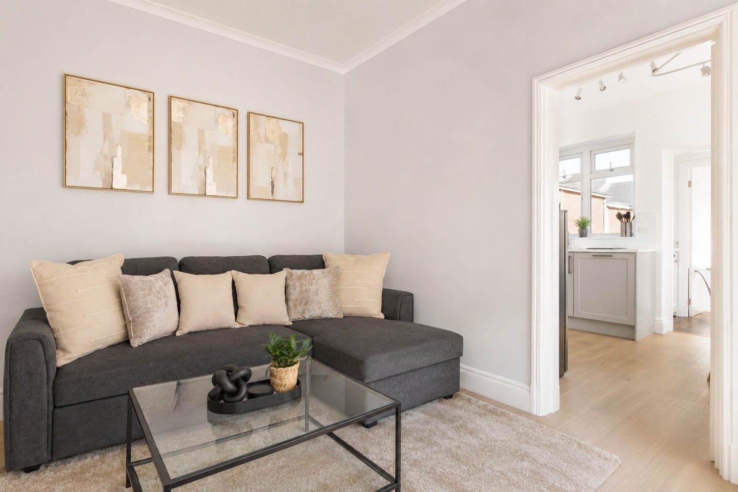 Flat Gladstone Avenue in Greater London