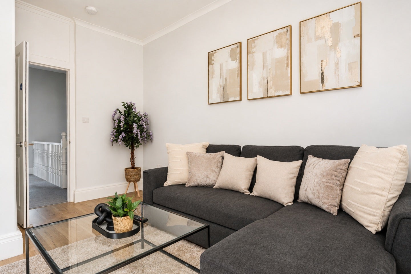 Flat Gladstone Avenue in Greater London