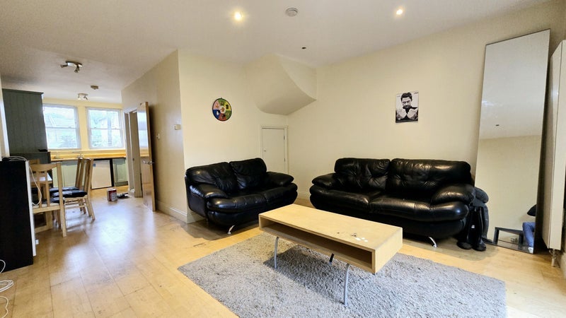 Room Moffat Road in Greater London