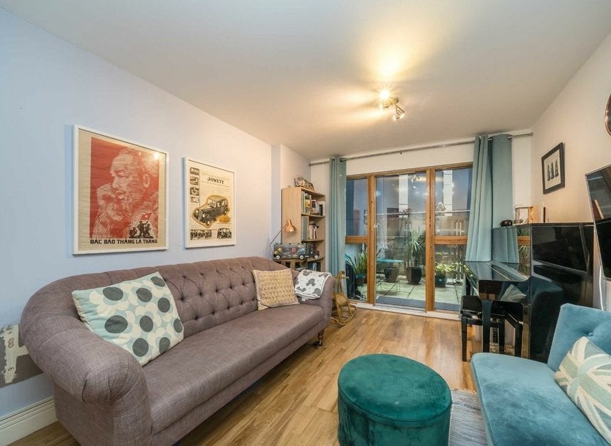 Flat Aldersgate Street in City of London