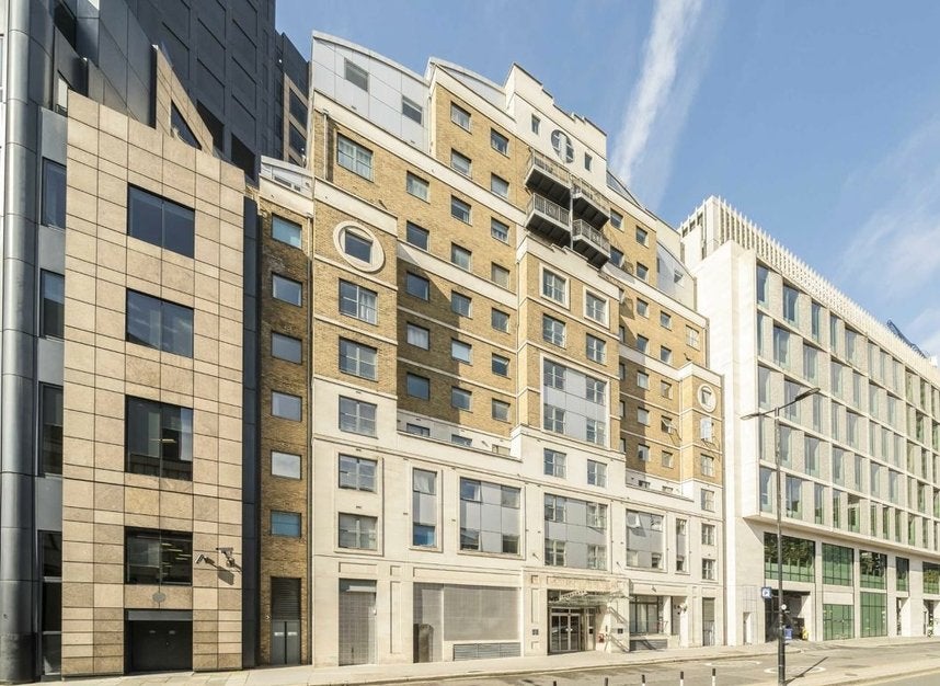 Flat Aldersgate Street in City of London