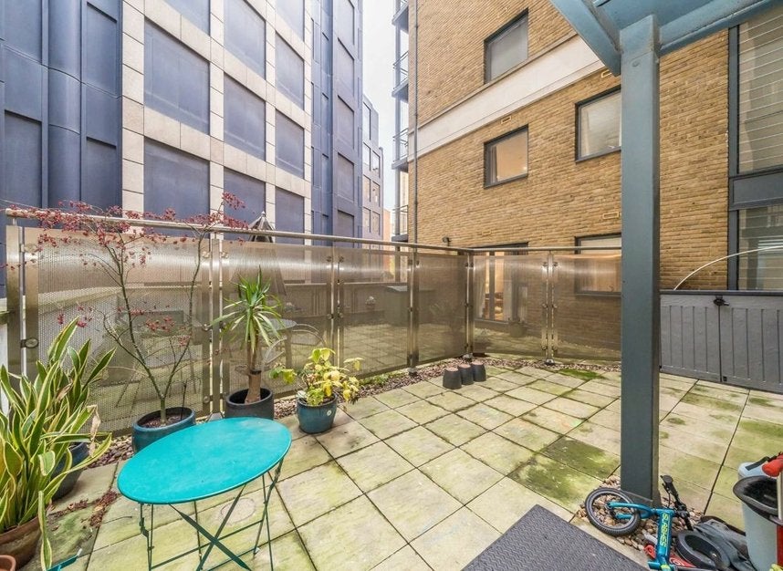 Flat Aldersgate Street in City of London