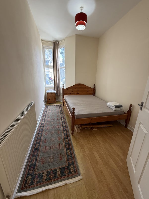 Flat Stacey Road in Cardiff