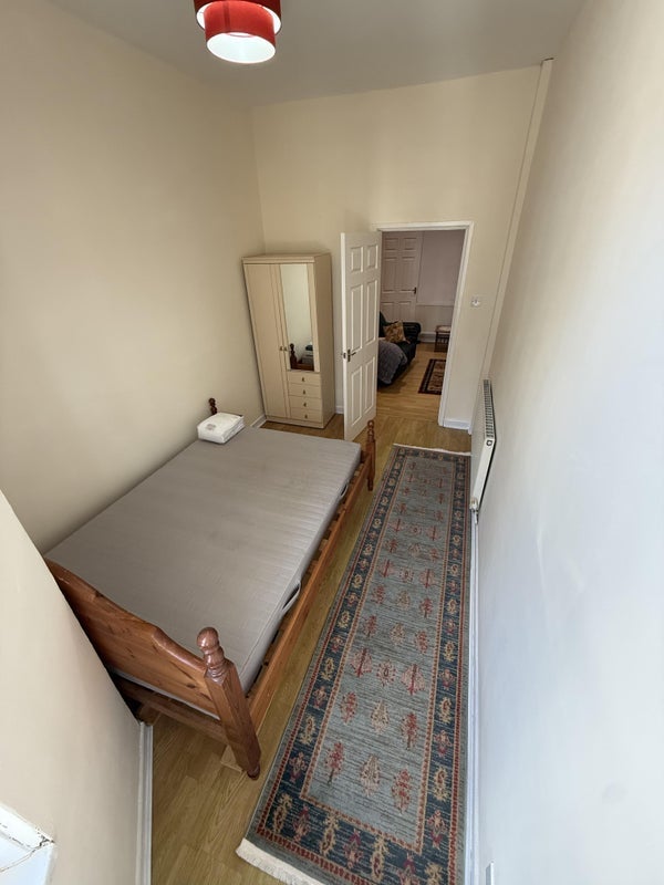 Flat Stacey Road in Cardiff