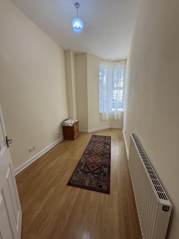Flat Stacey Road in Cardiff