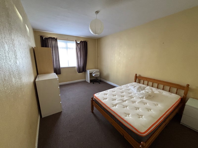 Room Donald Street in Cardiff