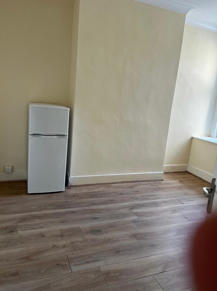Flat Tylecroft Road in Greater London