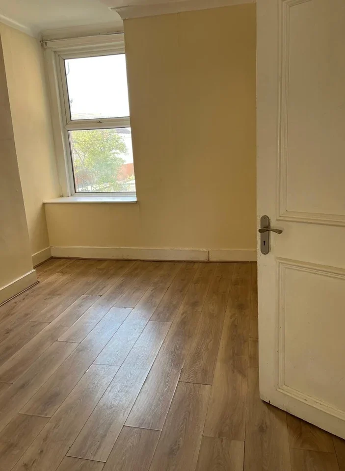 Flat Tylecroft Road in Greater London