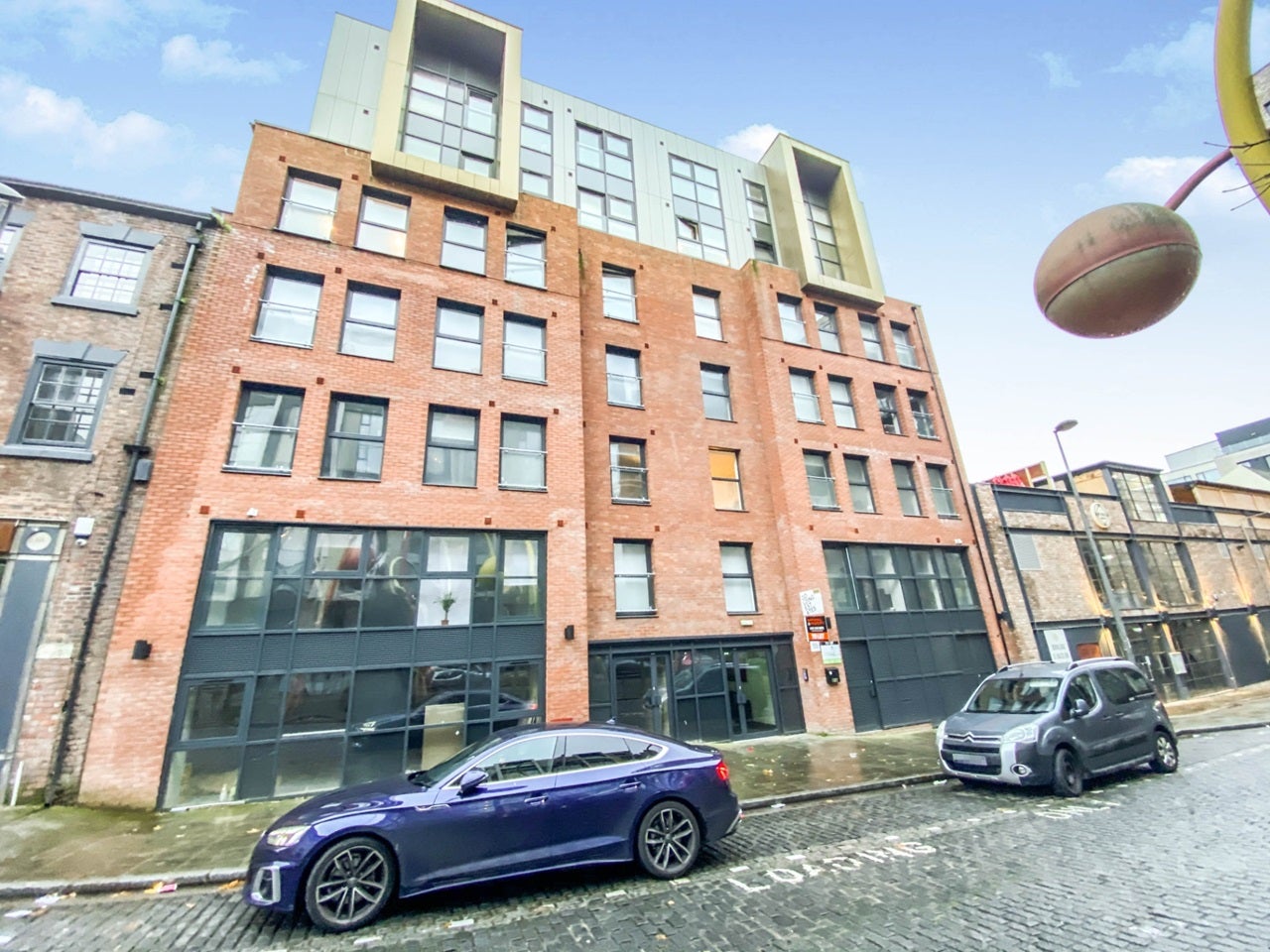 Flat Wolstenholme Square in Liverpool