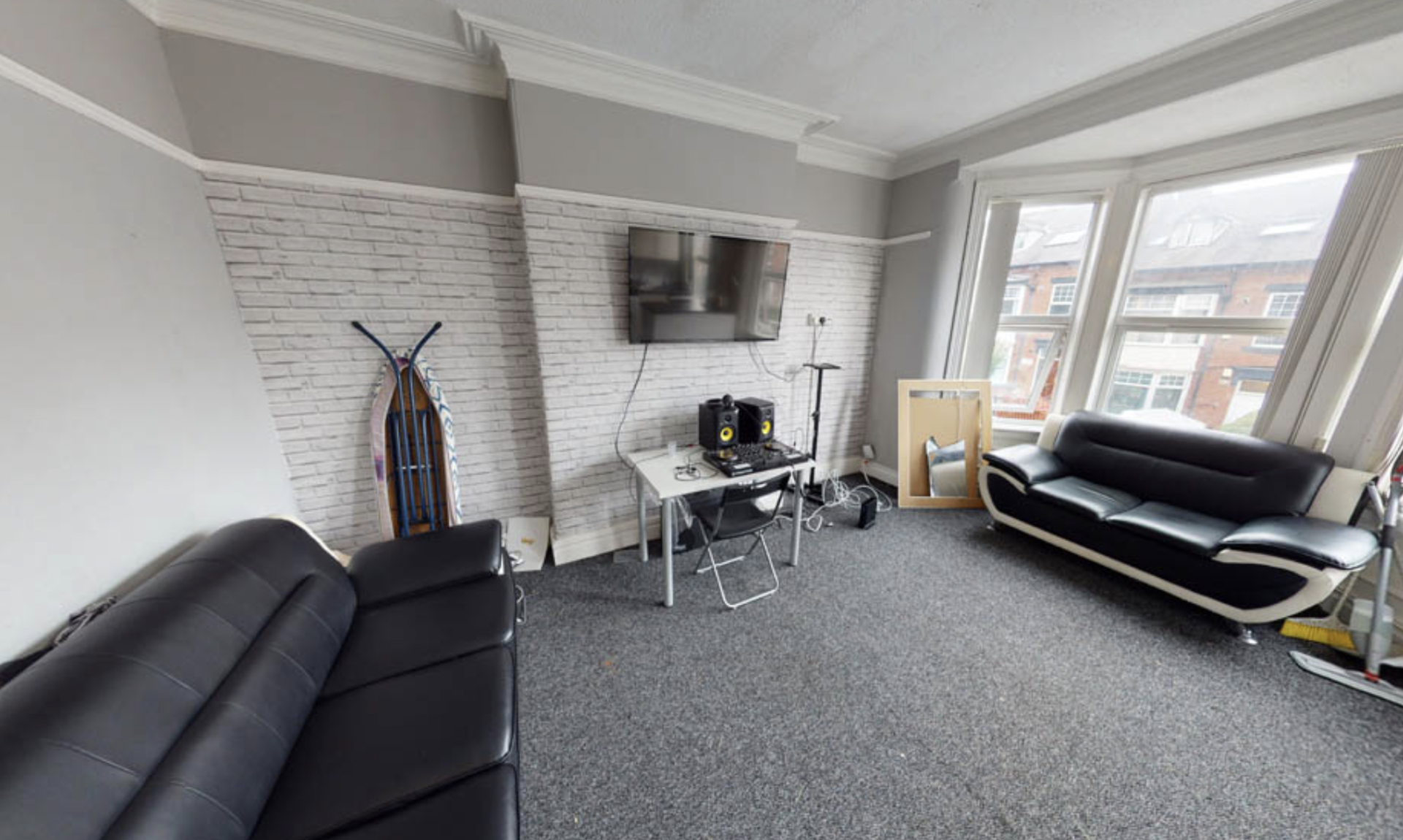 Flat Kirkstall Lane in Leeds