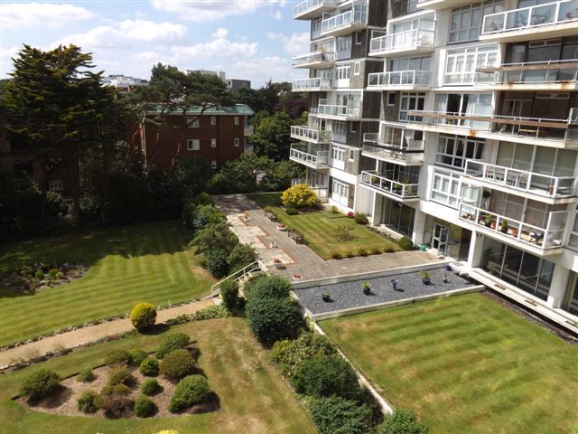 Flat West Cliff Road in Bournemouth