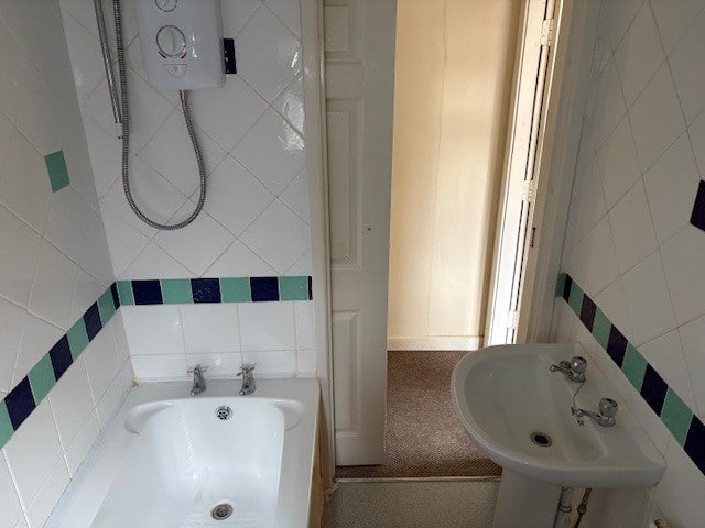 Flat Chanterlands Avenue in Hull