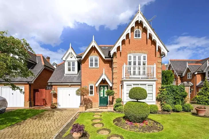 House Devey Close in Greater London
