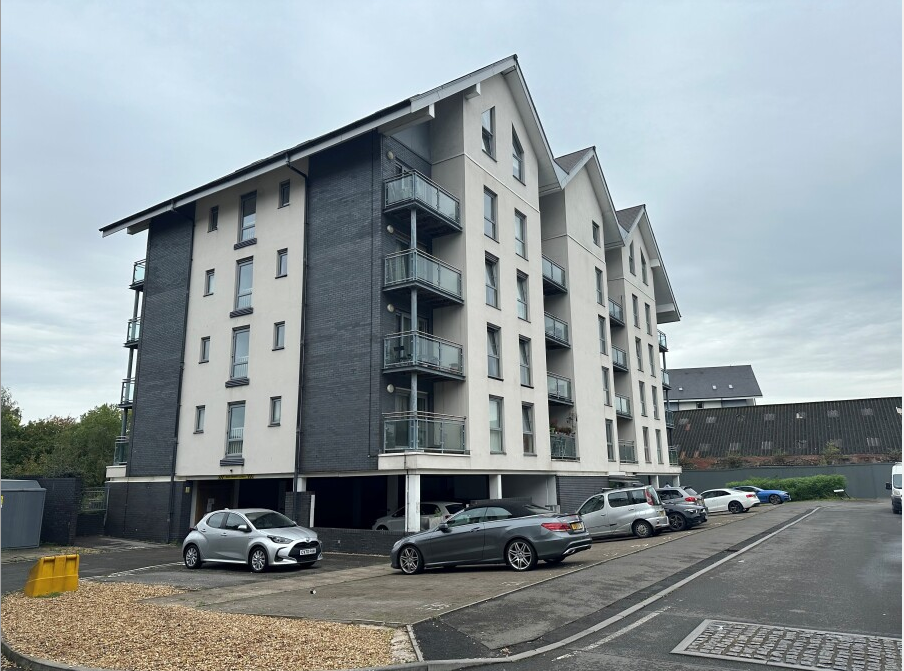 Flat Phoebe Road in Swansea