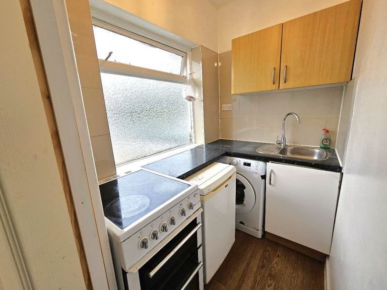 Flat Wakemans Hill Avenue in Greater London